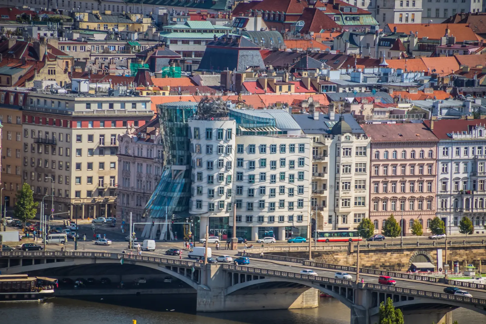 Modern ve Çağdaş Prag: Fonksiyonalizmden Zaha Hadid'e